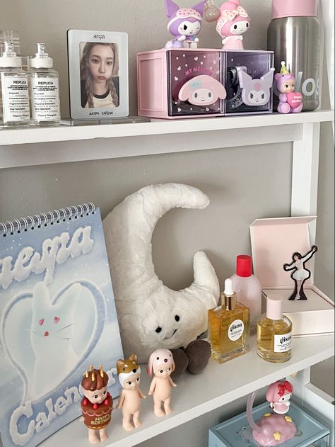 pink sonny angels kpop aespa White Shelves Decor Bedroom, Sonny Angel Room Decor, Kpop Room Ideas, Jam Aesthetic, Aesthetic Floor, Wallpaper Facebook, Black Korean, Cute Apartment, Grunge Coquette