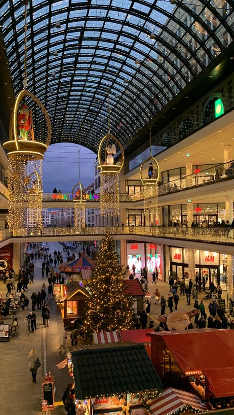 Mall Of America Christmas, Mall During Christmas, Mall Astethic Pic, Malls Aesthetics, Christmas Mall Aesthetic, Shopping Asthetics, Christmas Shopping Aesthetic, Shopping Mall Aesthetic, Mall Picture