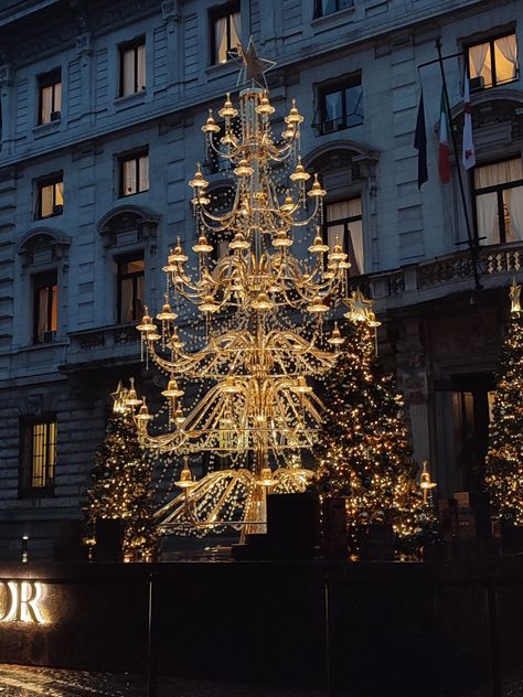 Dior Christmas Tree, Dior Christmas, Christmas Tree Gold, Christmas Tree Inspo, Aesthetic Christmas, 2024 Christmas, Christmas Trends, Art Installation, Magical Christmas