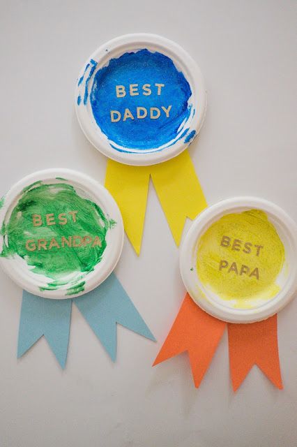 Domestic Fashionista: Simple Father's Day Craft: Paper Plate Ribbon Badge Fathers Day Crafts Preschool, Kids Fathers Day Crafts, Diy Father's Day Crafts, Dad Crafts, Easy Fathers Day Craft, Fathersday Crafts, Fathers Day Art, Father's Day Activities, Paper Plate Crafts For Kids