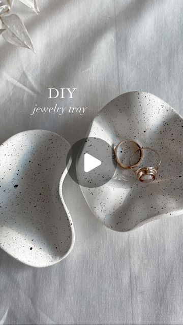 Home DIY • Textured art on Instagram: "Little clay DIY 🤍 • • • #diy #diydecor #diycrafts #diyhomedecor #crafts #home #minimalist #homedecor #homedecoration #doityourself #japandi #clay #jewlery #tray" Diy Clay Tray, Air Dry Clay Gift Ideas, Clay Tray Ideas, Diy Textured Art, Japandi Art, Home Minimalist, Home Minimal, Air Dry Clay Projects, Crafts Home