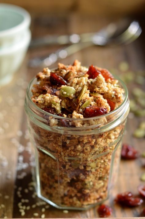 Sweet Granola Recipe, Quinoa Flakes Recipes, Quinoa Flakes, Quinoa Granola, Clean Desserts, Fast Meals, Dessert Alternatives, Break Fast, Granola Recipe