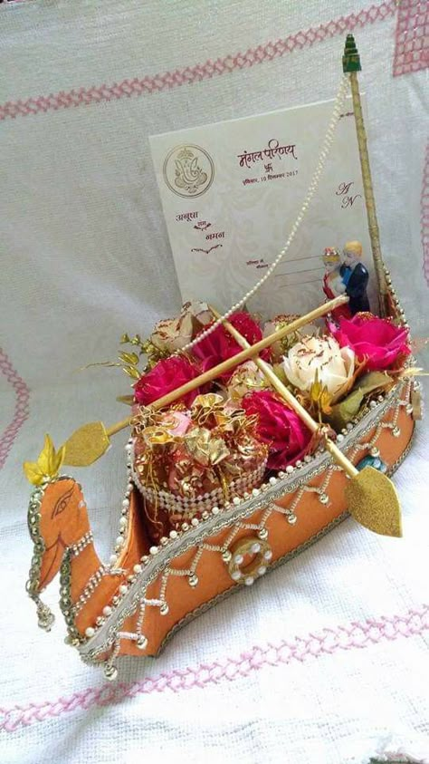 Cinifaan Taal Ideas, Rukhwant Ideas Indian Weddings, Wedding Card Packing Ideas, Wedding Card Tray Decoration, Wedding Card Decoration Tray Indian, Lagan Patrika Decoration, Kankotri Decoration Ideas, Wedding Card Decorations, Wedding Packing