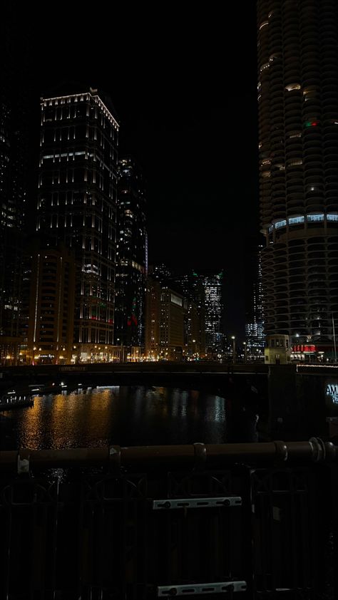 Chicago bridge nights Chicago At Night Wallpaper, City Wallpaper Chicago, City Pictures Night, Chicago Night Aesthetic, Downtown Chicago Aesthetic, Downtown Chicago At Night, Night City Life, Night City Wallpaper, Night Cities