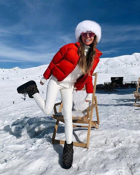 Red Ski Outfit, Red Outfit Winter, Ski Resort Outfit, Mode Au Ski, Red Ski Jacket, Ski Outfit For Women, Ski Trip Outfit, Apres Ski Outfits, Apres Ski Party