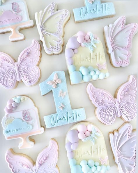 @the.sugar.co shared a photo on Instagram: “The butterfly effect 🦋 . . . #butterfly #butterflycookies #butterflytheme #butterflybirthday #cookies #fondantcookies #pastelcookies…” • Jun 20, 2022 at 9:55am UTC Butterfly Theme Cake, Birthday Biscuits, Butterfly 1st Birthday, Theme Bapteme, Butterfly Birthday Party Decorations, Butterfly Themed Birthday Party, First Birthday Theme, Butterfly Birthday Theme, First Birthday Cookies