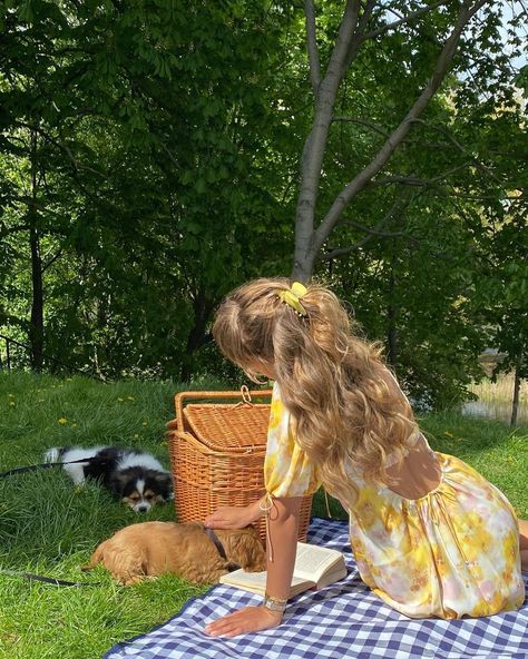 MATILDA DJERF on Instagram: “Sunday, apple pie and Ruru 🥰” Spring Inspo, Matilda Djerf, Spring Girl, Easy Style, Spring Aesthetic, For Love & Lemons, Summer Dream, Foto Inspiration, Summer Photos