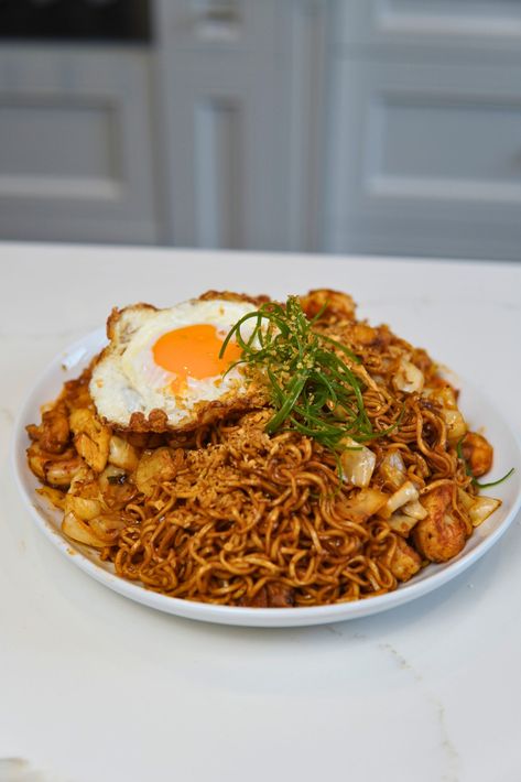 Mie Goreng (Indonesian Stir Fry Noodles) - Kwokspots Mie Goreng Recipe, Puding Mangga, Fry Noodles, Types Of Noodles, Mie Goreng, Stir Fry Noodles, Family Meal, Indonesian Food, Noodle Dishes