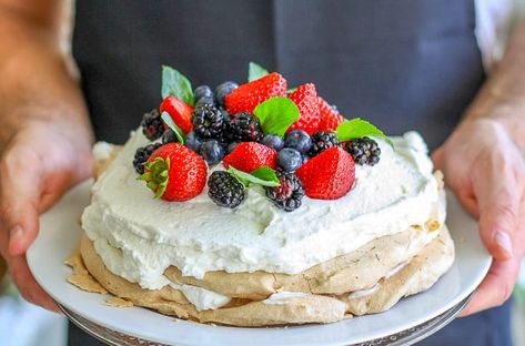 10 Traditional Cakes from Around the World - Oh, The Things We'll Make! Jul Kaka, Pavlova Dessert, Pavlova Cake, Jul Mad, Pavlova Recipe, Cheesecake Mini, Anna Pavlova, Christmas Cake Recipes, Australian Food