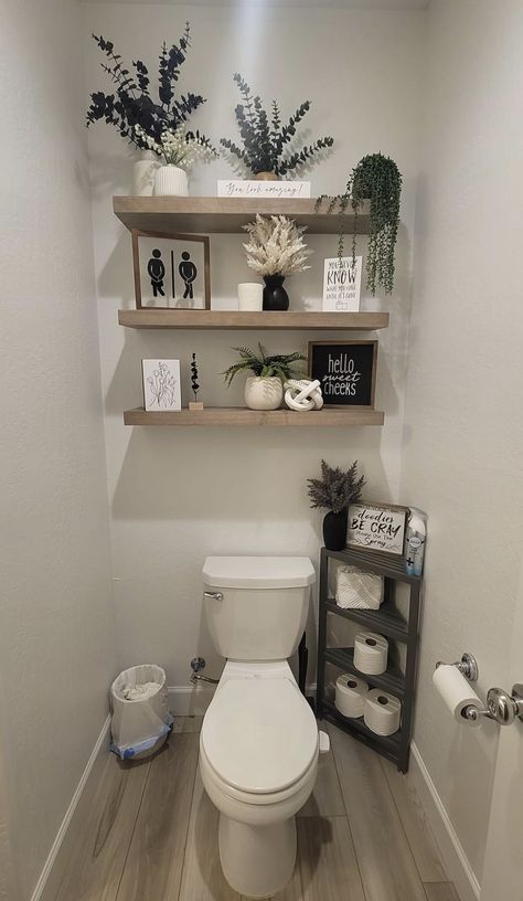 Toilet Design Aesthetic, Simple Cute Living Room Ideas, Wc Decoration Ideas, Bathroom Decor Ideas Plants, Seperate Toilet Ideas, Very Small Half Bathroom Ideas, Lavatory Ideas Small Spaces, Over The Toilet Ideas, Toilet Closet Decor