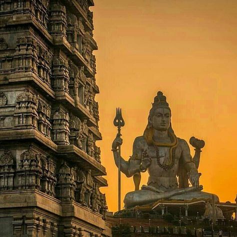 Murudeshwar Shiv Temple, Karnataka, India. Murudeshwar Temple, Temple India, Ancient Indian Architecture, Eclectic Aesthetic, India Photography, Temple Architecture, Temple Art, Golden Temple, Vedic Art