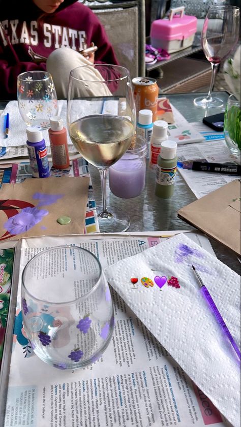 Group Art Activities For Adults, Painting Wine Glasses Aesthetic, Hen Do Craft Ideas, Wine Glass Painting Aesthetic, Wine Glass Painting Party, Wine And Paint Party Ideas, Bachelorette Craft Ideas, Glass Painting Aesthetic, Glass Painting Party