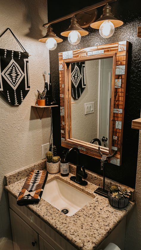 Rustic western Pendleton moody cowgirl boho small bathroom Western Apartment Decor, Western House Ideas, Western Bathrooms, Western Bathroom Decor, Western Bathroom, Inlay Mirror, Country Bedroom Decor, Stylish Bedroom Decor, Western Bedroom Decor