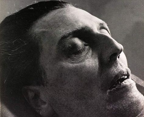 Composer Alban Berg on his deathbed, Vienna, 1935, by Trude Fleischmann. Alban Berg, Poetry Art, Music Pictures, Post Mortem, Famous Authors, Composers, Female Photographers, Historical Pictures, Memento Mori