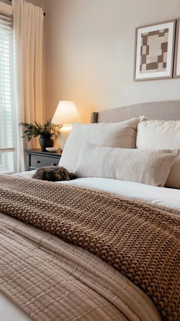 Beige And Brown Home Decor, Beige And Gray Bedding, Bedding Ideas 2023, Bedding Inspiration Cozy, Casaluna Bedding Ideas, Cream And Brown Bedroom, Fireplace Bedroom Ideas, Cozy Bedroom Inspirations, Casaluna Bedding