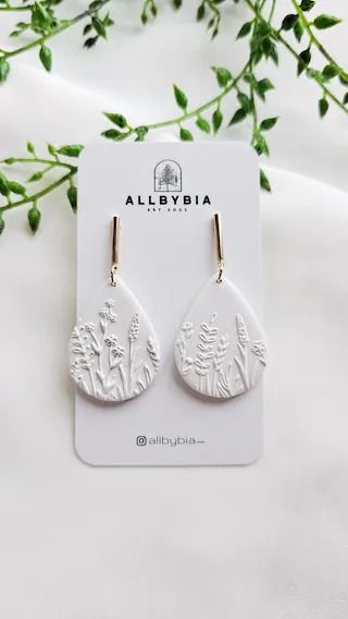 AllbyBIA - Etsy Netherlands White Polymer Clay Earrings, White Polymer Clay, Polymer Clay Flower Jewelry, Diy Earrings Polymer Clay, Polymer Clay Jewelry Tutorials, Handmade Clay Jewelry, Bridal Outfit, Polymer Earrings, Earrings Clay