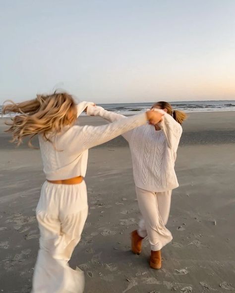 Surfergirl Style, Coastal Girl, Charleston Style, Fall Beach, Fun Pics, Coastal Granddaughter, 사진 촬영 포즈, Bff Photoshoot, Beach Pics