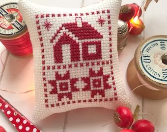 HelenPhilippsDesigns - Etsy Cross Stitch Quilt Blocks, Patchwork Pincushion, Pincushion Ideas, Cross Stitch Quilt, House Quilt Block, Little House Needleworks, Pin Cushions Patterns, Cross Stitch House, Winter Cross Stitch