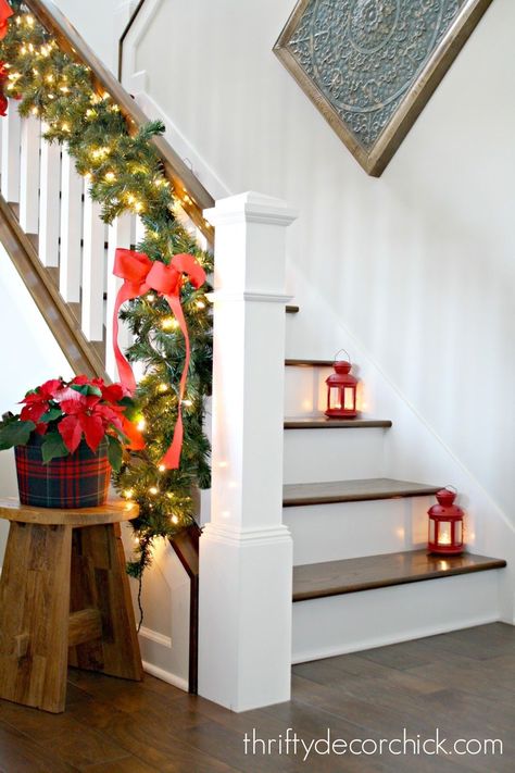 Make big bows for Christmas decorating Christmas Garland On Stairs, Christmas Staircase Decor, Christmas Stairs, Stairs Renovation, Christmas Bows Diy, Christmas Lights Outside, Christmas Staircase, Chirstmas Decor, Christian Signs