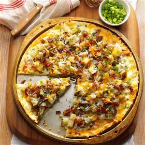 Baked Potato Pizza Potato Pizza Recipes, Baked Potato Pizza Recipe, Baked Potato Pizza, Potato Pizza Recipe, Meat And Potatoes Recipes, Reheat Pizza, Pizza Calzone, Creative Pizza, Potato Pizza