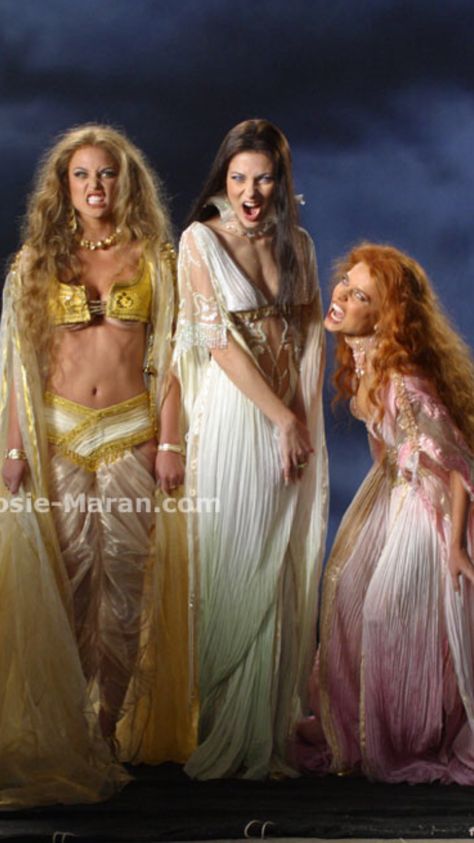 Van Helsing Dracula, Ancient Egyptian Women, Tristan And Isolde, Dracula's Brides, Dracula Art, Dracula Untold, Vampire Bride, Cinderella 2015, Vampire Pictures