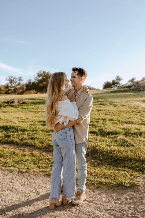 Neutral Outfits Engagement Photos, Jean Engagement Outfit, Engagement Jeans Outfit, Relaxed Engagement Photos Casual, Late Summer Engagement Picture Outfits, Engagement Photos Outfits Outdoor, Cute Spring Couple Pictures, Engagement Photo Jeans, Casual Outfit Engagement Pictures