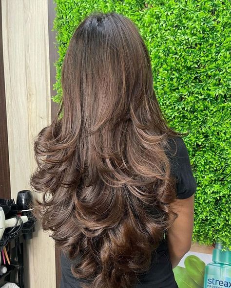 V Shaped Haircut With Long Layers, Beautiful Layered Hair, Butterfly Haircut With Balayage, Lairs Haircut Long, Long Style Haircuts, Face Framing Haircut For Long Hair Layered Hairstyles, How To Style Black Bodycon Dress, Curled Hair With Layers, Waterfall Layers Haircut Long Hair