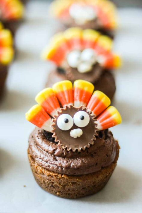 Are you looking for a fun and creative way to set your Thanksgiving day table? Then look no further than these adorable Thanksgiving Cookie Cupcakes! Thanksgiving Desserts Kids, Turkey Cupcakes, Thanksgiving Cupcakes, Thanksgiving Snacks, Thanksgiving Appetizer Recipes, Appetizers For Kids, Dessert Places, Coctails Recipes, Thanksgiving Desserts Easy