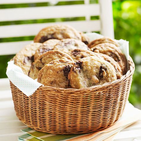 For a pretty presentation put cookies in a wicker basket. More ways to organize outdoor party food and drinks: http://www.bhg.com/party/birthday/themes/how-to-organize-outdoor-party-food-and-drinks/?socsrc=bhgpin082213cookiebasket=6 Outdoor Party Appetizers, Outdoor Party Food, Outdoor Party Foods, Summer Burgers, Pretty Presentation, Burger Party, Cookie Baskets, Pie Bar Recipes, Party Appetizers Easy