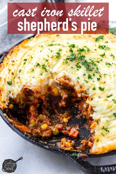 Cast Iron Skillet Shepherd's Pie! This easy cast iron shepherd's pie is comforting, filling, and delicious #cookingformysoul Cast Iron Skillet Recipes Dinner, Cast Iron Skillet Cooking, Crisp Topping, Vegan Shepherds Pie, Fluffy Mashed Potatoes, Mashed Potatoes Recipe, Iron Skillet Recipes, Shepherds Pie Recipe, Easy Pie Recipes