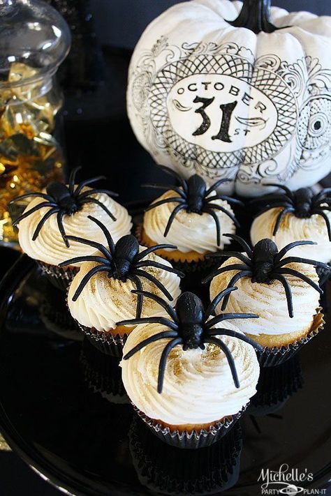 Black And Gold Halloween, Glam Halloween Party, Halloween Bridal Showers, Spider Cupcakes, Gold Halloween, Spider Decorations, Witch Party, Halloween Party Dinner, Spooky Halloween Party