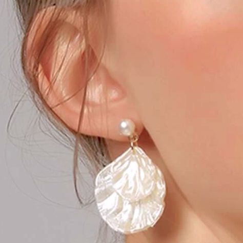 Dainty Faux Pearl Seashell Shaped Post Back Earrings For Pierced Ears. Shell Jewelry Pearl, Pearl Jewelery, Pearl Seashell, Silver Bead Earrings, Bottle Earrings, Peacock Earrings, Seashell Earrings, Pumpkin Earrings, Chanel Earrings