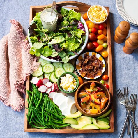 This pretty salad board with greens, marinated peaches and fresh summer veggies is perfect for an evening outdoors--or serve it for a light, summery lunch. The creamy dressing can be made ahead to make assembly a breeze. Feel free to add additional vegetables to the board to make the most of all that summer has to offer. Charcuterie Board Salad Ideas, Lasagna Charcuterie Board, Charcuterie Salad Board Ideas, Salad Grazing Board, Salad Charcuterie Boards, Salad Tray Ideas, Salad Boards For Parties, Lunch Board Ideas, Salad Board Ideas