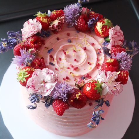 Cake Decorated With Berries And Flowers, Edible Flower Birthday Cake, Berries And Flowers Cake, Berry Cakes Decoration, Birthday Cake With Flowers And Fruit, Fruit And Flowers Cake, Birthday Cake Edible Flowers, Fresh Flowers On Cake Birthday, Fruit Decorated Cake Birthday