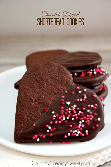 Chocolate Dipped Shortbread Cookies, Dipped Shortbread Cookies, Chocolate Dipped Shortbread, Menu Saint Valentin, Valentines Recipes Desserts, Chocolate Shortbread Cookies, Low Carb Cheesecake, Valentine Desserts, Valentines Day Cookies