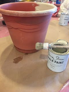 Aging Plastic Pots, Plastic Pots Makeover Diy, Deck Flowers, Landscaping Garden Ideas, Paint Garden Pots, Flower Gardening Ideas, Cheap Flower Pots, Garden Ideas Flower, Mosaic Pot