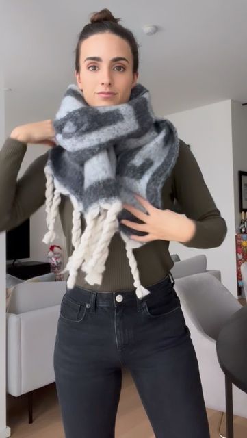 Big Scarves Outfit, Fluffy Scarf Outfit, Big Scarf How To Wear A, How To Wear A Big Scarf, Big Scarf Outfit, Scarf Outfit Ideas, Scarf Wearing, Bulky Scarf, Winter Scarf Fashion