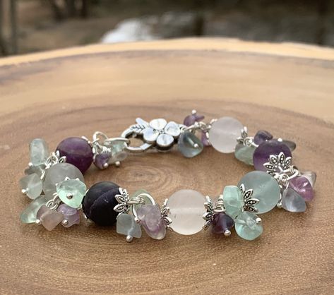 Raw Crystals And Gemstones, Wire Beading, Cluster Jewelry, Fluorite Jewelry, Gemstone Chips Bracelet, Fluorite Bracelet, Balance Bracelet, Cluster Bracelets, Rock Jewelry