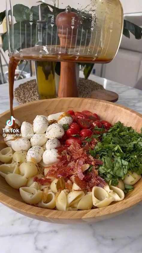 Diy Food Recipes Easy, Everything Delish, Healthy Caprese, Pasta Salad Healthy, Caprese Pasta Salad, Caprese Pasta, Salad Healthy, Healthy Snacks Recipes, Interesting Food Recipes