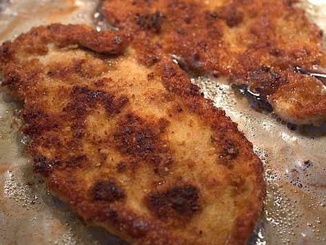 Frische Schnitzel - Grundrezept für die Zubereitung von Schnitzeln auf der Stoneware Healthy Man, Fish Sandwich, Food Info, Baked Fish, Processed Meat, Food Supply, European Food, Fried Fish, Fried Food