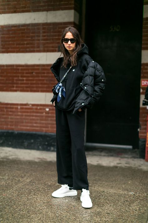 The Best Street Style from New York Fashion Week Moda Do Momento, Outfit Essentials, Street Style 2017, Looks Street Style, Street Style Trends, The Best Street Style, Puffy Jacket, Best Street Style, Street Look