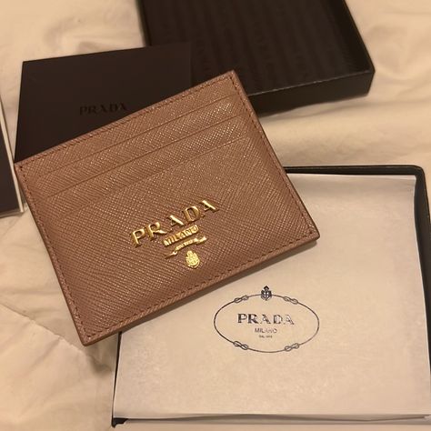 I Bought The Prada Card Holder A Month Ago And Have Never Wear It Since I Move To Something Else. This Is Authentic - Brand New - Bought It During My London - Milano Trip. Gift Cards Aesthetic, Card Holder Aesthetic, Prada Card Holder, Prada Wallet On Chain, Designer Card Holder, Birthday 15, Flower Wallet, Prada Wallet, Luxury Bags Collection