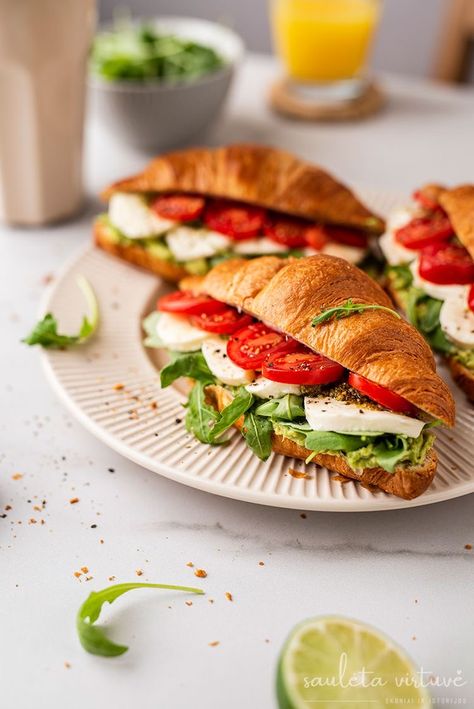 Croissant Sandwiches Ideas, Crossaint Sandwich Ideas, Croissant Sandwich Recipes, Croissant Sandwich Ideas, Crossaint Sandwich, Avocado Croissant, Breakfast Croissant Sandwich, Croissant Ideas, Sandwich Croissant