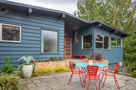 Perfect Pairs: Exterior Paint Colors for your Midcentury Home - Home Rambler House, Mid Century Modern House Exterior, Exterior Paint Ideas, Mid Century Modern Exterior, Mid Century Exterior, Ranch House Exterior, Mid Century Ranch, Exterior House Paint, Casa Exterior