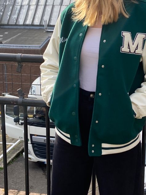 #outfits #aesthetic #outfitoftheday #jacketstyle #ootd #clothes #style Baseball Jacket Outfit Aesthetic, Korean Jacket Outfit, Baseball Jacket Outfit Women, Green Jacket Outfit, Baseball Jacket Outfit, Jacket Outfit Women, Stylish Hoodies, 90s Fashion Outfits, Causual Outfits