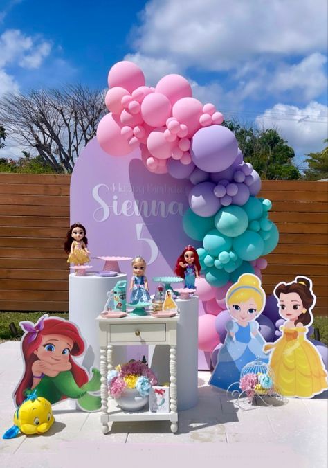 Castle Centerpiece Ideas, Baby Disney Princess Birthday Party, Disney Princess Birthday Party Ideas Decoration, Princess Superhero Party, Disney Princess Balloon Arch, Princess Bday Party Ideas, Disney Princess Balloon Garland, Princess Backdrop Ideas, Disney Princess Theme Birthday Party