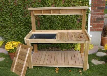 . Potting Bench Ideas, Pallet Potting Bench, Pallet Garden Benches, Diy Potting Bench, Potting Bench Plans, Potting Station, Outdoor Potting Bench, Potting Benches, Garden Sink