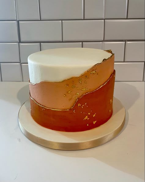 Smear Cake Design, Burnt Orange Cake Ideas, Terra Cotta Wedding Cake, Wedding Cake Terracotta, Brown And Gold Cake, Orange And Gold Cake, Gold Fault Line Cake, Fault Line Wedding Cake, Burnt Orange Cake