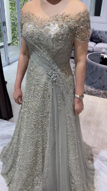 Gown Mother Of The Groom, Mom Of The Bride Dresses Elegant, Gown Beads Design, Mother's Gown For Wedding, Dress Mom Of The Bride, Gown For Mother Of The Groom, Mom Gown For Wedding, Quince Mom Dress Evening Gowns, Mother Groom Dresses