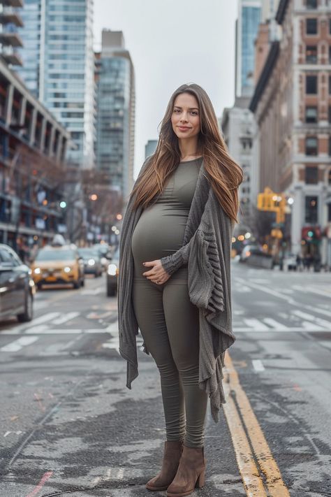 Pregnant woman in a stylish grey outfit standing confidently in a city street, showcasing her baby bump with skyscrapers and traffic in the background. Small Bump Maternity Outfit, Maternity Outfits Casual, Simple Maternity Outfits, Summer Maternity Clothes, Maternity Leggings Outfit, Best Maternity Leggings, Outfit Staples, Maternity Looks, Cheap Maternity Clothes